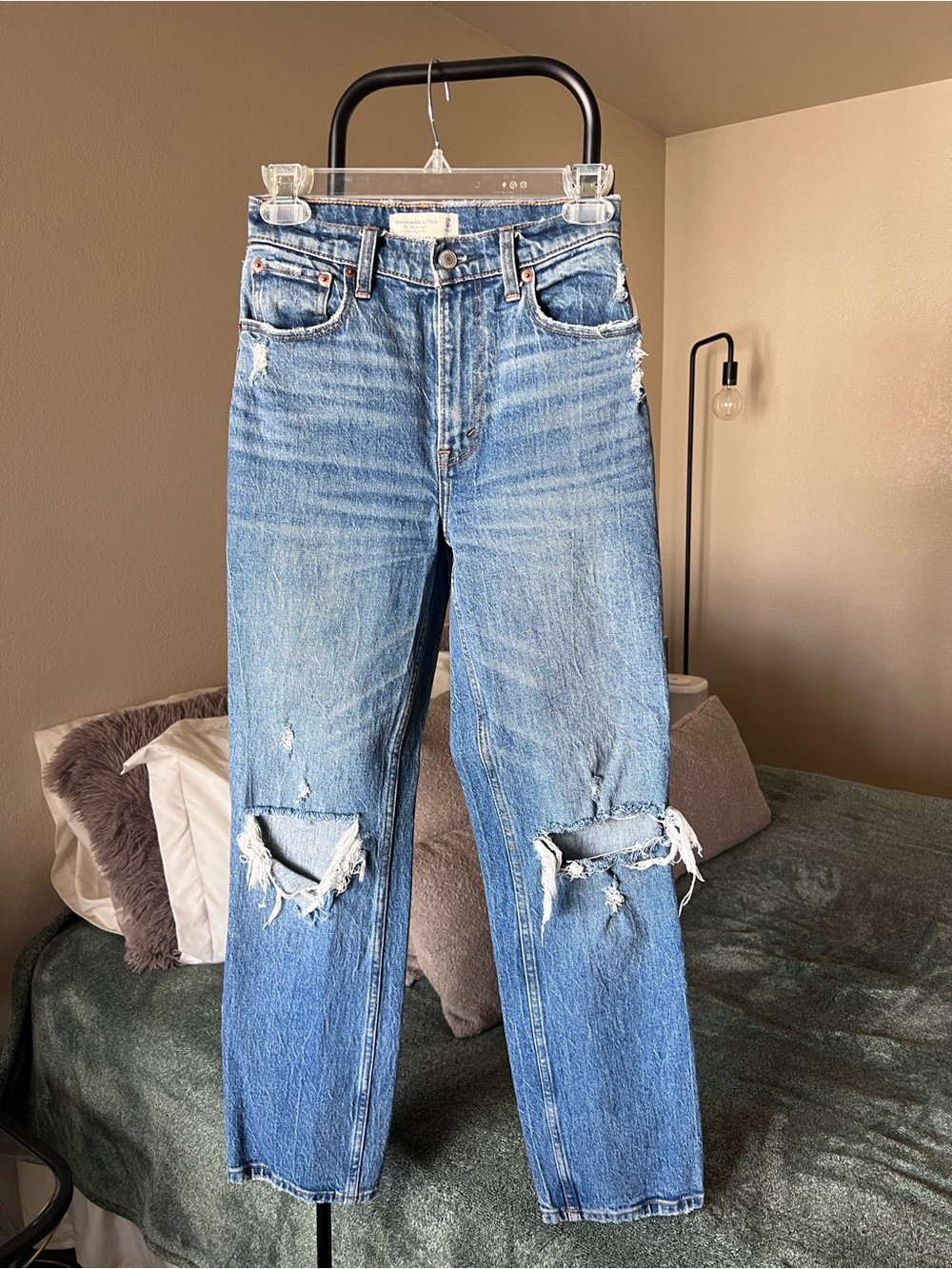 Abercrombie 90s Straight Ultra High-Rise Distressed Women’s Jeans - Blue